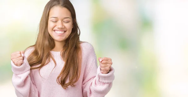 Mujer Morena Hermosa Joven Vistiendo Suéter Invierno Rosa Sobre Fondo —  Fotos de Stock