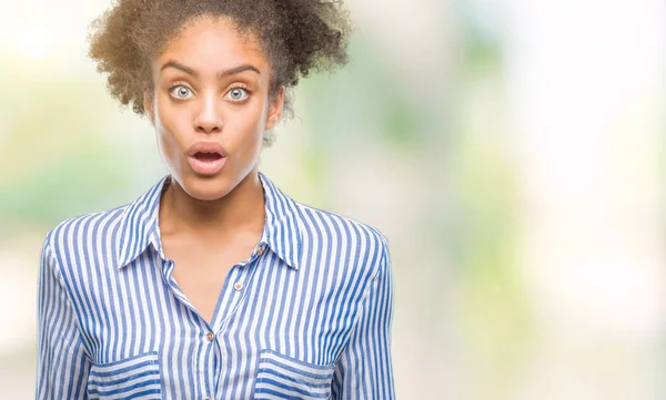 Jonge Afro Amerikaanse Vrouw Geïsoleerde Achtergrond Bang Geschokt Met Verrassing — Stockfoto