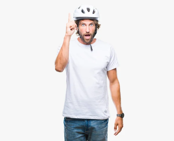 Mężczyzna Przystojny Hiszpanin Rowerzysta Noszenie Hełmu Ochronnego Nad Palcem Wskazującym — Zdjęcie stockowe