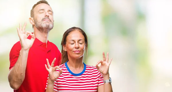 Pareja Hispana Mediana Edad Enamorada Sobre Fondo Aislado Relaja Sonríe —  Fotos de Stock