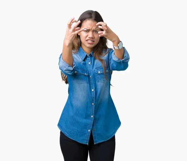 Ung Vakker Brunette Kvinne Med Blå Denim Skjorte Isolert Bakgrunn – stockfoto