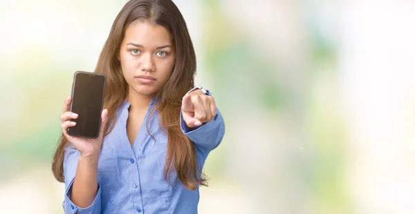 Joven Hermosa Mujer Negocios Morena Mostrando Pantalla Del Teléfono Inteligente — Foto de Stock