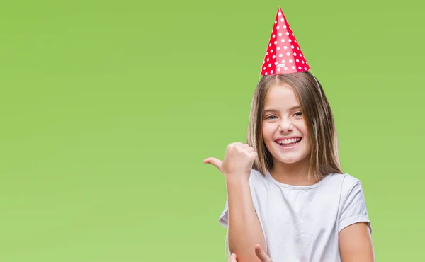 Menina Bonita Nova Usando Boné Aniversário Sobre Fundo Isolado Sorrindo — Fotografia de Stock