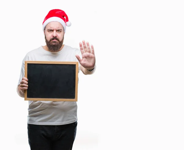 Joven Hipster Caucásico Con Sombrero Navidad Sosteniendo Pizarra Sobre Fondo — Foto de Stock