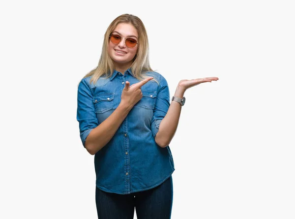 Jeune Femme Caucasienne Portant Des Lunettes Soleil Sur Fond Isolé — Photo