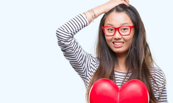 Junge Asiatische Verliebte Frau Mit Leseherz Über Isoliertem Hintergrund Gestresst — Stockfoto