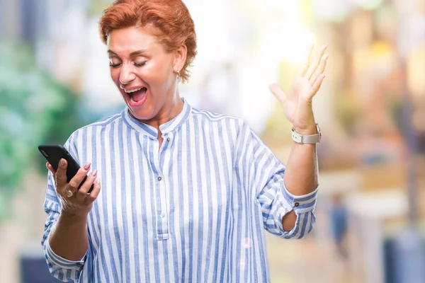 Atrractive Anziano Caucasico Rossa Donna Sms Utilizzando Smartphone Sfondo Isolato — Foto Stock