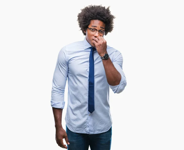 美国黑人商人戴着眼镜 在与世隔绝的背景下 手上叼着钉子 神情紧张 感到不安 焦虑问题 — 图库照片