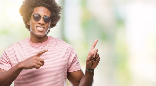 Afro Amerikansk Man Bär Solglasögon Över Isolerade Bakgrund Leende Och — Stockfoto