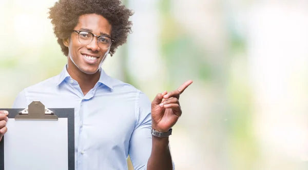 Afro Amerikaanse Man Die Houdt Van Klembord Geïsoleerde Achtergrond Erg — Stockfoto