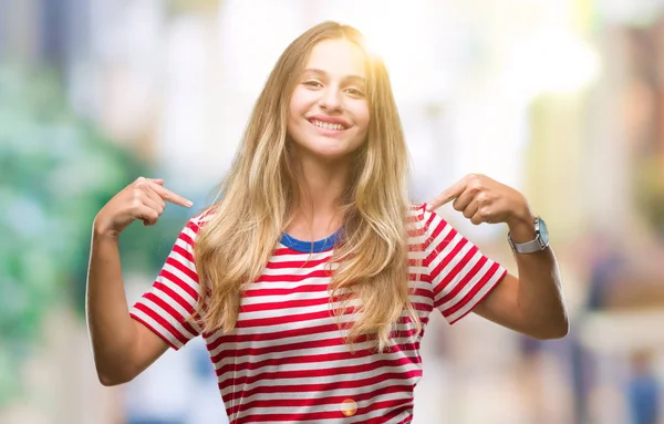 Młody Piękny Blond Kobieta Białym Tle Patrząc Pewny Siebie Uśmiechem — Zdjęcie stockowe