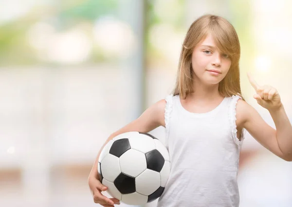 Genç Sarışın Yürümeye Başlayan Çocuk Futbol Topu Sürpriz Bir Fikir — Stok fotoğraf