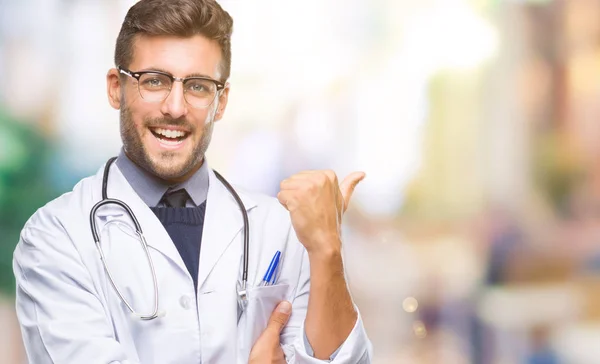 Joven Médico Guapo Sobre Fondo Aislado Sonriendo Con Cara Feliz — Foto de Stock