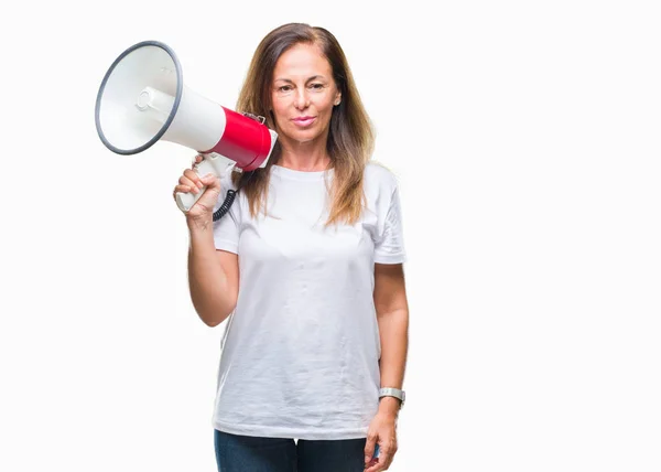 Mulher Hispânica Meia Idade Gritando Através Megafone Sobre Fundo Isolado — Fotografia de Stock