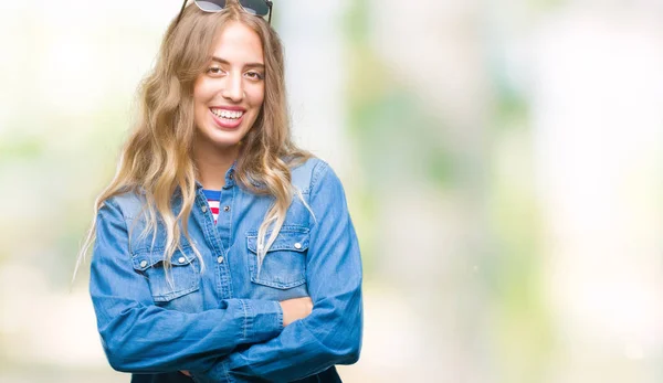 Schöne Junge Blonde Frau Mit Sonnenbrille Über Isoliertem Hintergrund Glücklich — Stockfoto