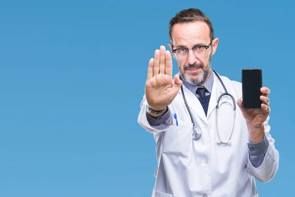 Hombre Médico Edad Madura Hoary Mostrando Pantalla Del Teléfono Inteligente —  Fotos de Stock