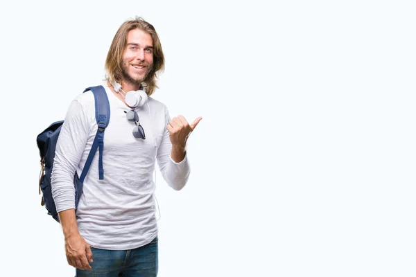 Νεαρό Όμορφος Τουριστικός Άνδρα Μακριά Μαλλιά Φορώντας Backpack Πέρα Από — Φωτογραφία Αρχείου