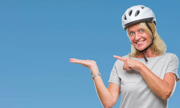 Femme Cycliste Caucasienne Moyen Age Portant Casque Sécurité Sur Fond — Photo