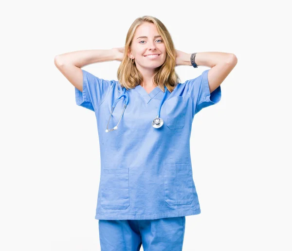 Mooie Jonge Dokter Vrouw Medische Uniform Dragen Geïsoleerd Achtergrond Ontspannen — Stockfoto