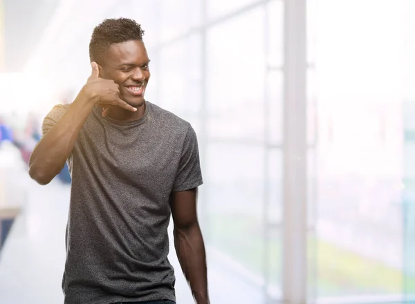 Młody Człowiek African American Noszenie Shirt Szary Uśmiechający Się Robiąc — Zdjęcie stockowe