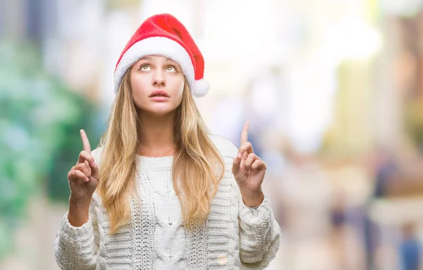 Mladá Krásná Blondýna Žena Nosí Vánoční Čepice Izolované Pozadí Ohromen — Stock fotografie