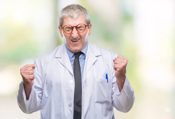 英俊的资深医生 科学家专业的人穿着白色外套在孤立的背景兴奋为成功与胳膊举起庆祝胜利微笑 优胜者概念 — 图库照片