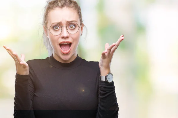 Mujer Rubia Joven Con Gafas Sobre Fondo Aislado Celebrando Loco —  Fotos de Stock