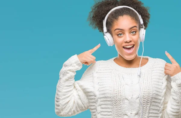 Fiatal Afro Amerikai Fejhallgató Viselése Alatt Elszigetelt Háttér Nagyon Boldog — Stock Fotó
