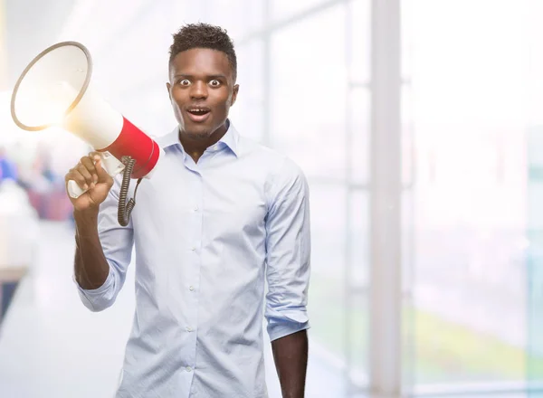 Jovem Afro Americano Segurando Megafone Assustado Choque Com Rosto Surpresa — Fotografia de Stock