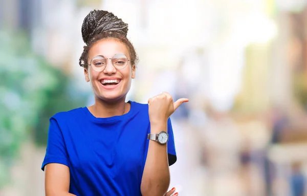 Young Gevlochten Afrikaans Amerikaans Meisje Haar Bril Geïsoleerde Achtergrond Glimlachend — Stockfoto