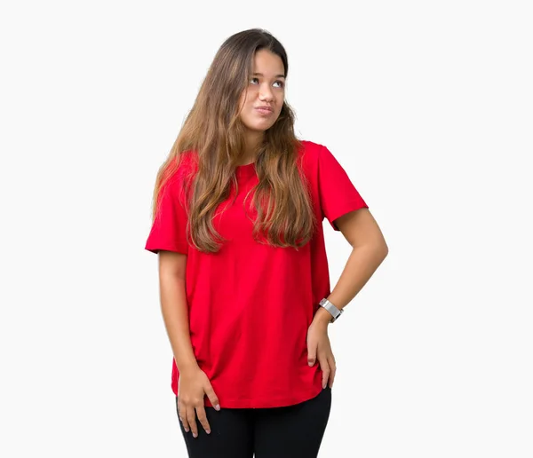 年轻美丽的黑发女人穿着红色的 T恤在孤立的背景 使鱼脸与嘴唇 疯狂和滑稽的姿态 有趣的表情 — 图库照片