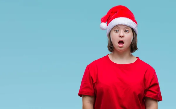 Молодая Взрослая Женщина Синдромом Дауна Рождественской Шляпе Изолированном Фоне Напуганная — стоковое фото