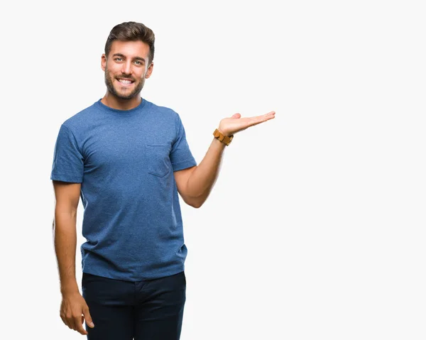 Jovem Homem Bonito Sobre Fundo Isolado Sorrindo Alegre Apresentando Apontando — Fotografia de Stock