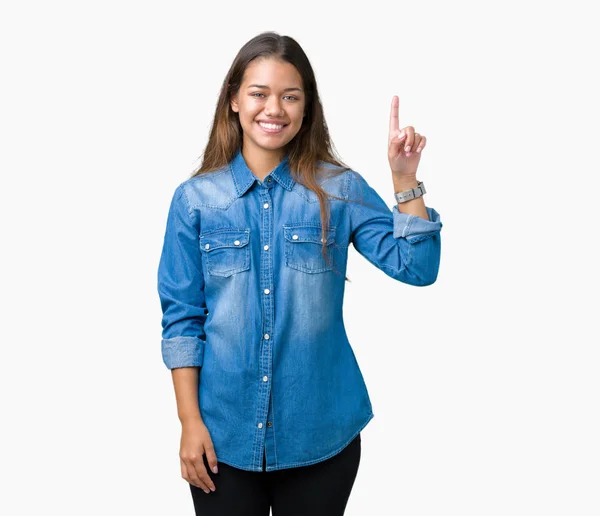 Молодая Красивая Брюнетка Синей Джинсовой Рубашке Изолированном Фоне Показывает Показывает — стоковое фото