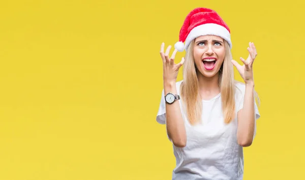 狂気の孤立した背景と怒って叫んでや積極的な表現と腕を上げると叫んで若い金髪美人クリスマス帽子 欲求不満のコンセプト — ストック写真
