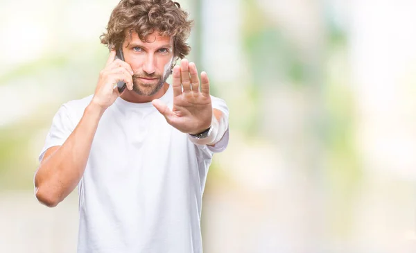 Schöner Hispanischer Mann Modell Spricht Auf Smartphone Über Isolierten Hintergrund — Stockfoto