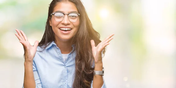 Jovem Bela Mulher Árabe Vestindo Óculos Sobre Fundo Isolado Celebrando — Fotografia de Stock