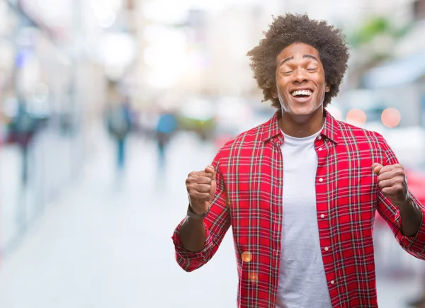 Hombre Afroamericano Sobre Fondo Aislado Emocionado Por Éxito Con Los —  Fotos de Stock