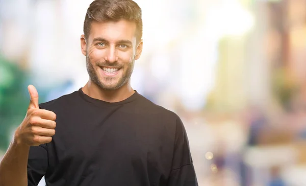 Joven Hombre Guapo Sobre Fondo Aislado Haciendo Pulgares Felices Gesto —  Fotos de Stock