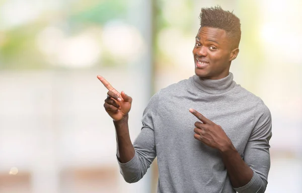 Jeune Homme Afro Américain Sur Fond Isolé Souriant Regardant Caméra — Photo