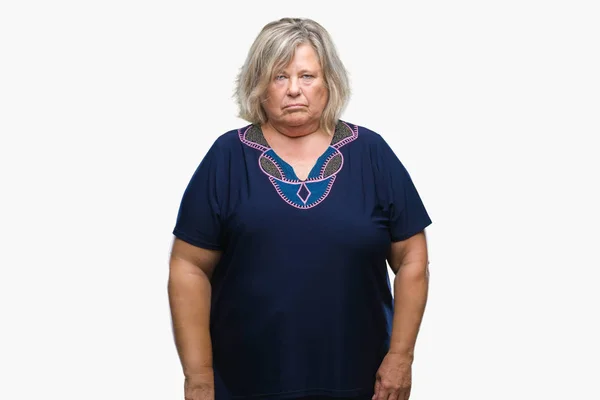 懐疑的な孤立の背景と問題のため神経 しかめっ面の動揺のシニア プラスのサイズの白人女性 否定的な人 — ストック写真