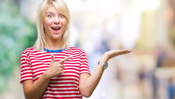 Giovane Bella Donna Bionda Sfondo Isolato Stupito Sorridente Alla Fotocamera — Foto Stock