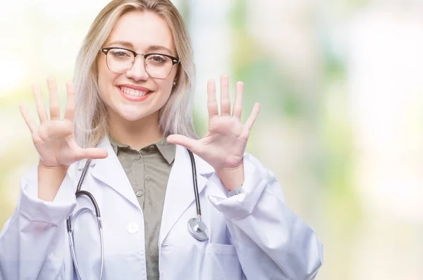 年轻的金发碧眼的医生妇女在孤立的背景显示和指着手指数字十 而微笑着自信和快乐 — 图库照片