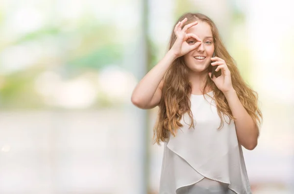 Jonge Blonde Vrouw Smartphone Met Blij Gezicht Lachend Doen Teken — Stockfoto