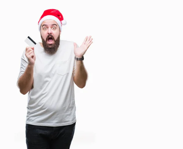 Joven Hombre Caucásico Con Sombrero Navidad Sosteniendo Tarjeta Crédito Sobre — Foto de Stock