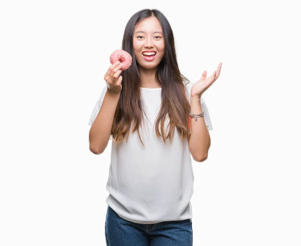 Jonge Aziatische Vrouw Donut Eten Geïsoleerde Achtergrond Erg Blij Opgewonden — Stockfoto