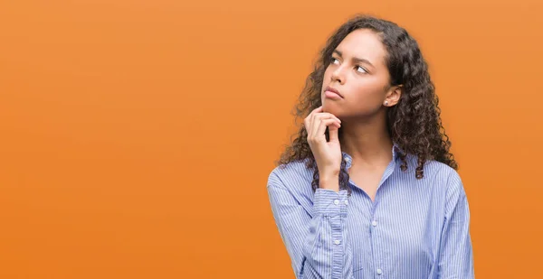 Junge Hispanische Geschäftsfrau Mit Der Hand Kinn Die Über Fragen — Stockfoto