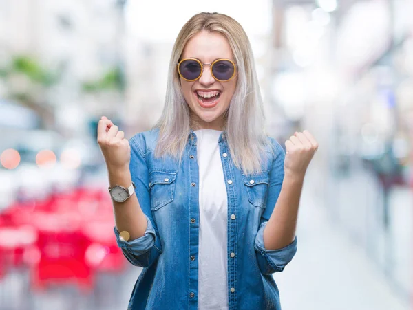 Mujer Rubia Joven Con Gafas Sol Sobre Fondo Aislado Celebrando — Foto de Stock