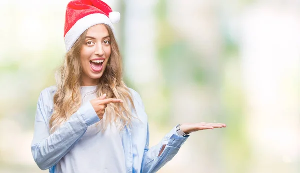 놀라게 손으로 손가락으로 가리키는 카메라에 크리스마스 모자를 — 스톡 사진
