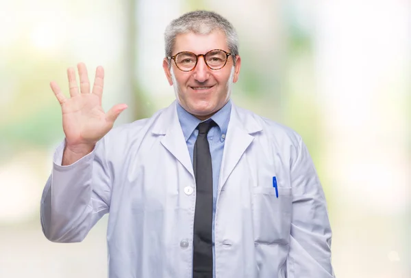 Bonito Médico Sênior Cientista Homem Profissional Vestindo Casaco Branco Sobre — Fotografia de Stock